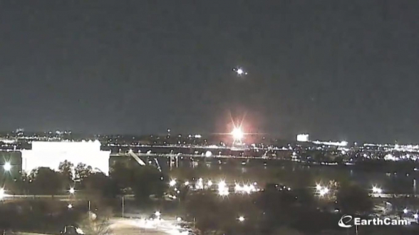 Тела 18 пассажиров упавшего в Вашингтоне самолета достали из реки (видео)